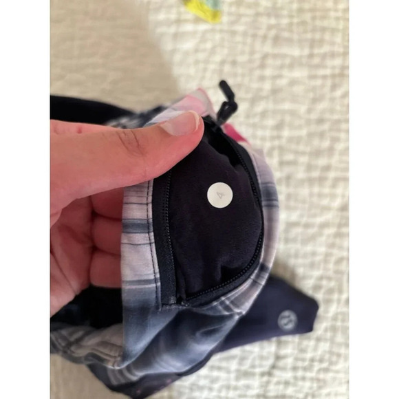 Lululemon Run Shorty Short Zip Pocket Silicone Dots Luxtreme Shorts Size 4 - Picture 3 of 4